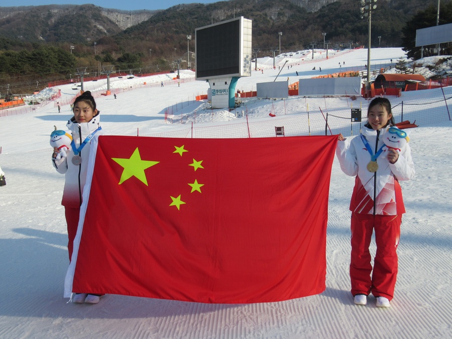 Gold medal-winner Liu Yishan (right) and silver medallist Chen Zihan show their pride after the victory ceremony of the women’s freeski halfpipe on Wednesday. (Photo: OCA)