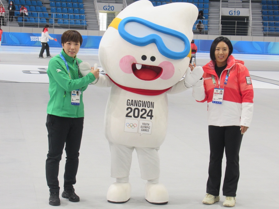 Nao Kodaira (left) and Lee Sang-hwa at the Gangenung Oval on Monday. (Photos: OCA)