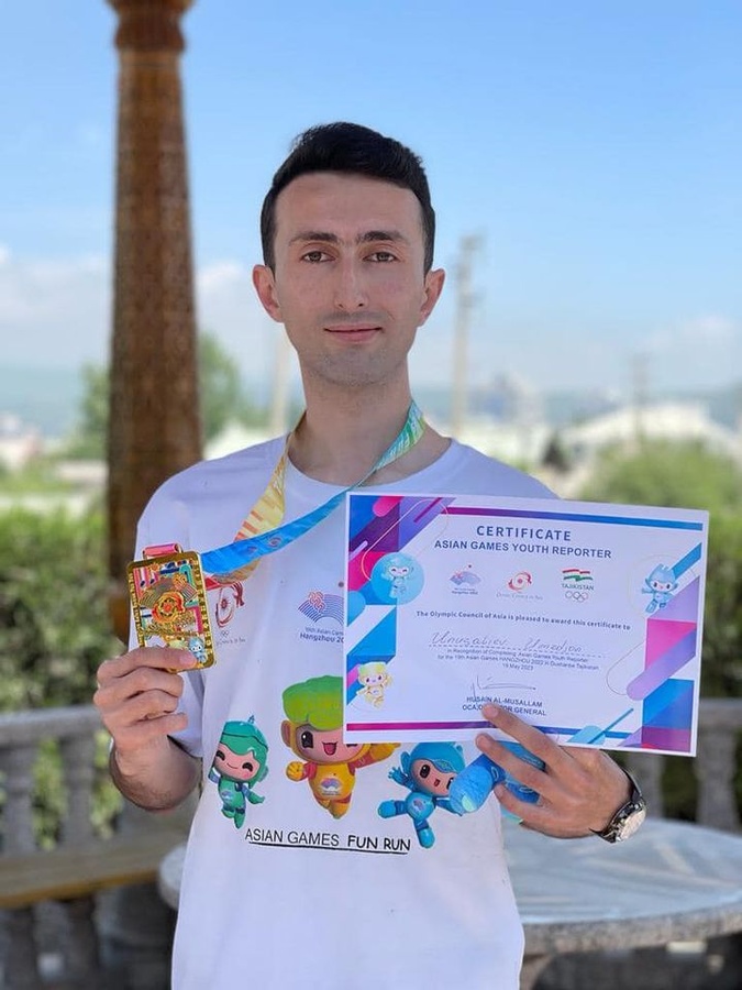 Umedjon Urusaliev with his medal and certificate. © Bakhtiyor Sabirov, Tajikistan NOC