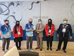 Yemen NOC exchanges gifts in Olympic Village