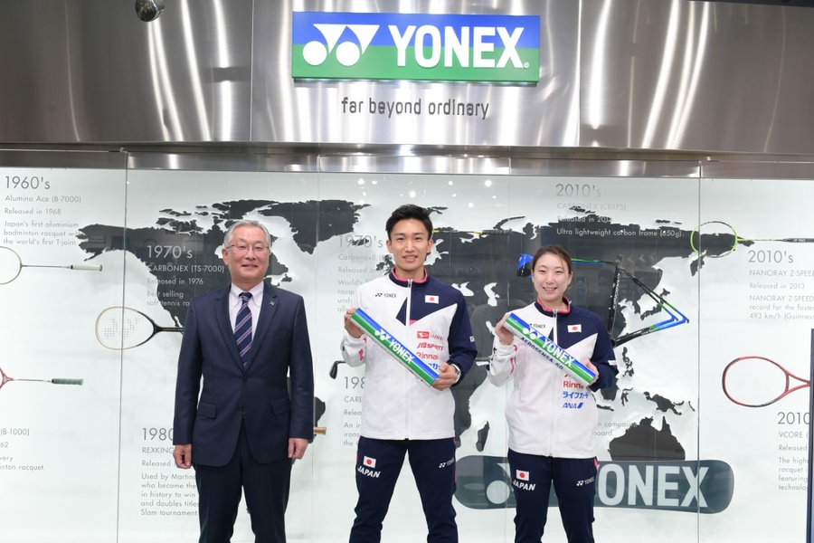 YONEX President Kusaki Hayashida is pictured with Japanese players with Kento Momota and Arisa Higashino at the YONEX sponsorship announcement in Tokyo on December 9. © YONEX