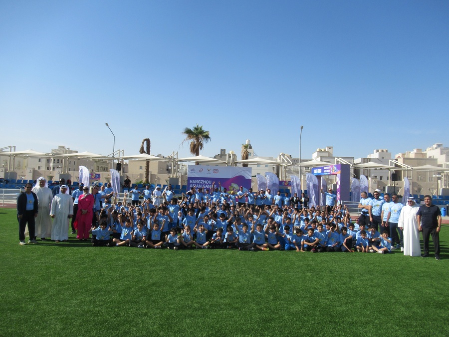 Students, teachers and dignitaries join a photo call before the fun run. © OCA