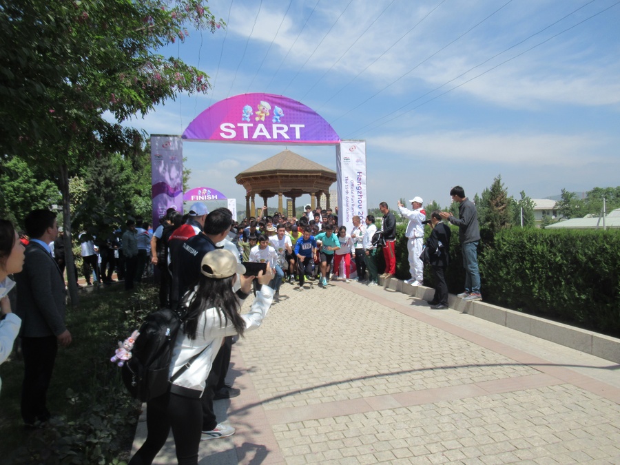 And they're off! The fun run is under way in Dushanbe. © OCA