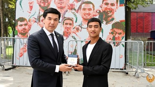 Uzbek NOC Secretary General visits eye-catching mural of Olympic heroes