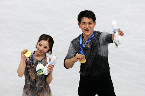 Miura/Kihara soar to historic gold for Japan in pairs figure skating