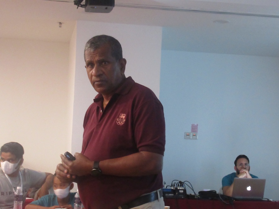 Prof. BLH Perera teaches the students about Olympic values. © OCA