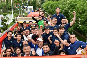 Uzbekistan's Paris-bound footballers enjoy open-top bus ride on return to Tashkent