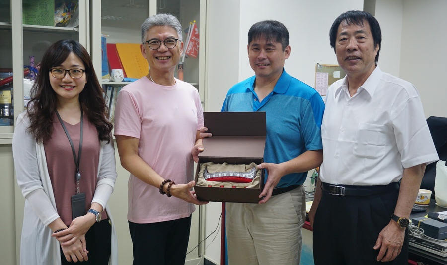 Dr. Lih-Chyun SUN, Senior Advisor of Chinese Taipei Olympic Committee delivered CTOC souvenir to Mr. Chi-Yen CHOU, Director of Graduate Institute of Sport Pedogagy of University of Taipei.