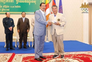 World Olympians Association honours Vath Chamroeun OLY